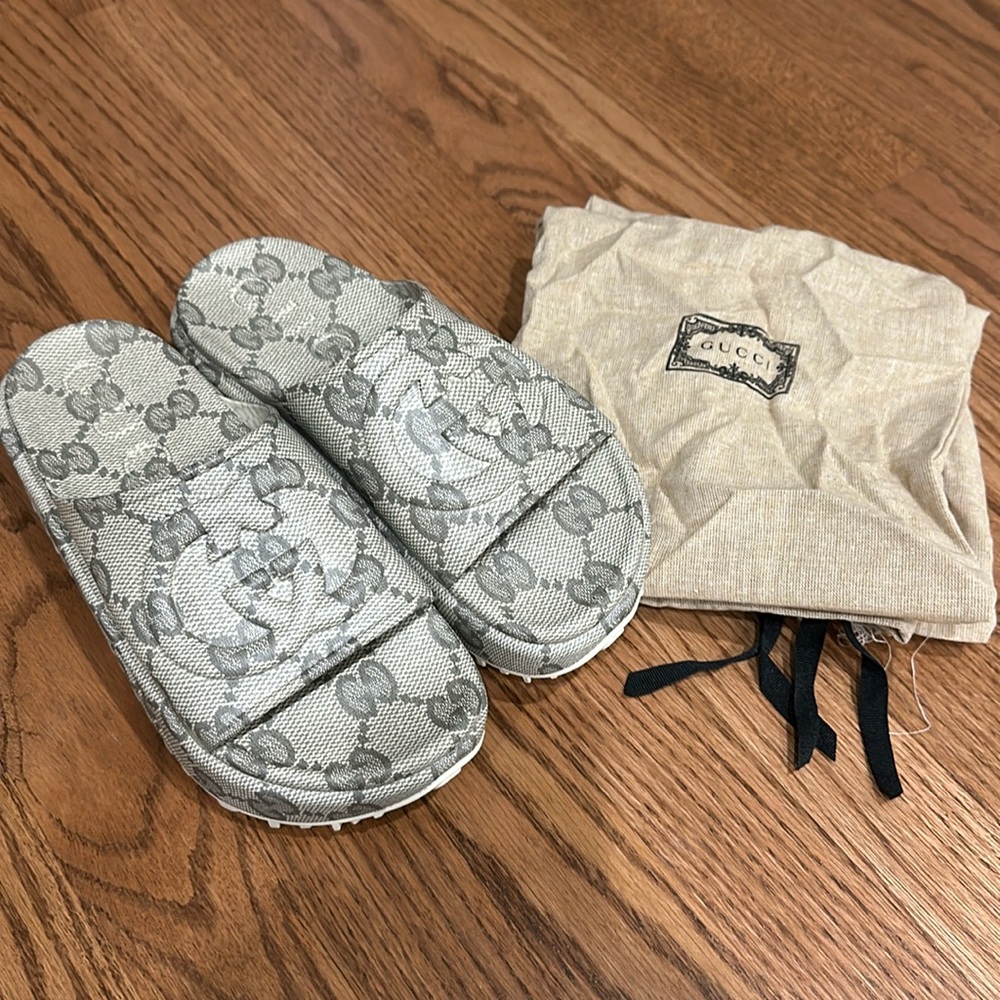 Like new! GUCCI size 36/6 slide sandal